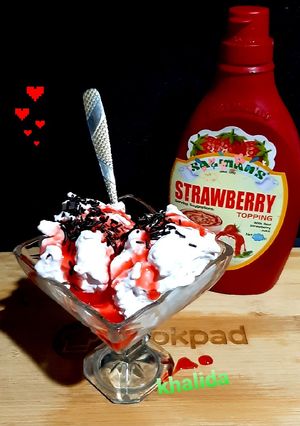 A picture of Coloured vermicelli strawberry custard ice cream.