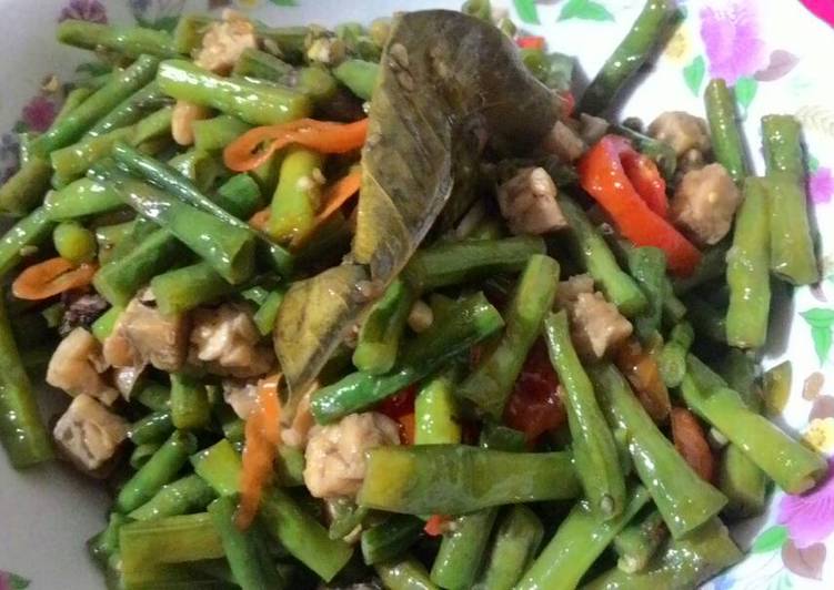 Tumis kacang panjang campur tempe
