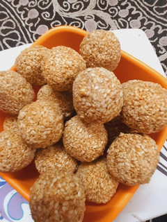 तिल के लड्डू(til ke laddu recipe in hindi) रेसिपी मुख्य फोटो