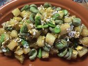 Una foto de habas frita con huevo