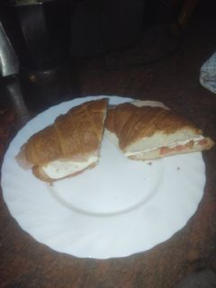 Una foto de Croissant con tomate, queso tierno y pata de cerdo asada