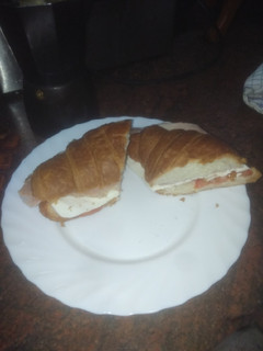 Foto principal de Croissant con tomate, queso tierno y pata de cerdo asada