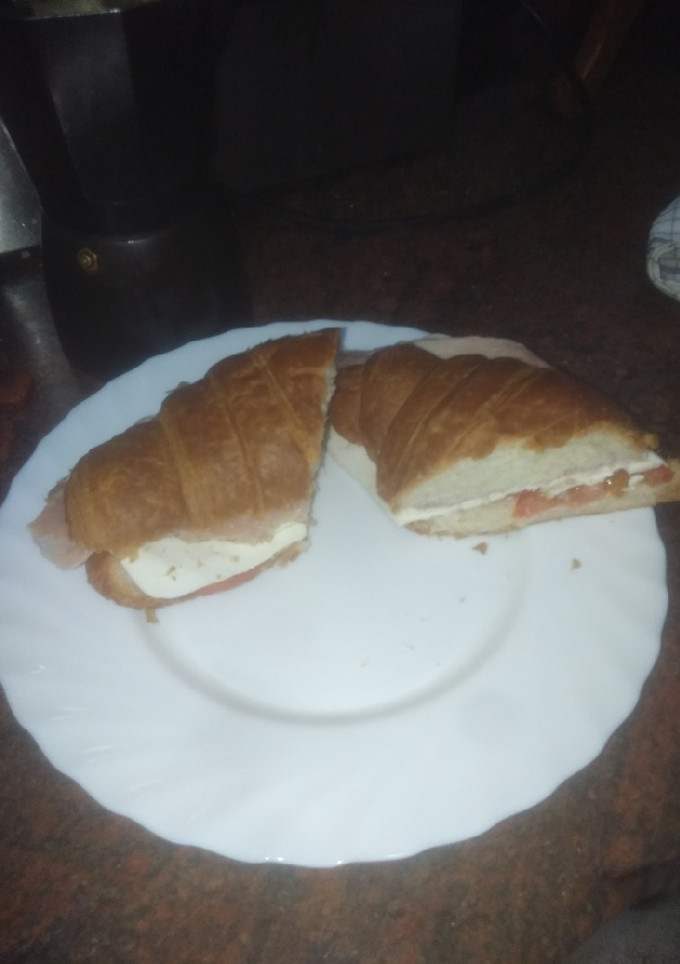 Una foto de Croissant con tomate, queso tierno y pata de cerdo asada