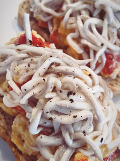 Una foto de Tostadas de gulas y revuelto de piquillo