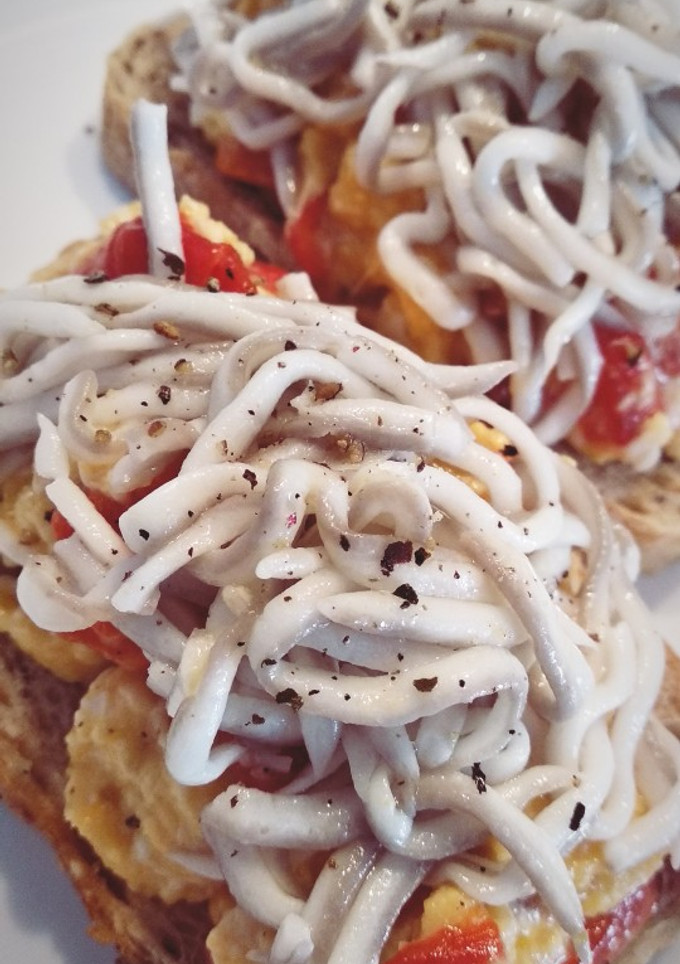 Una foto de Tostadas de gulas y revuelto de piquillo