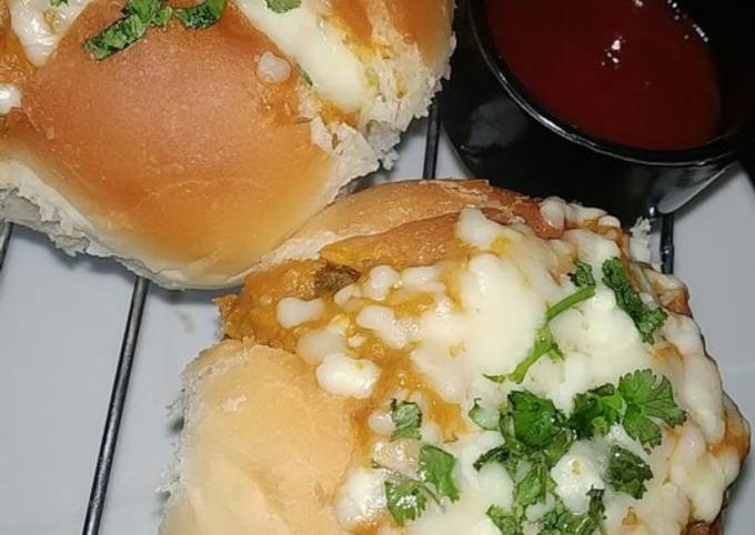 Cheesy butter bhaji masala stuffed pav