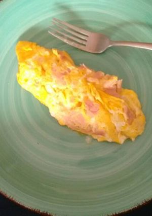 Una foto de Omelette de jamón y queso. ॐ