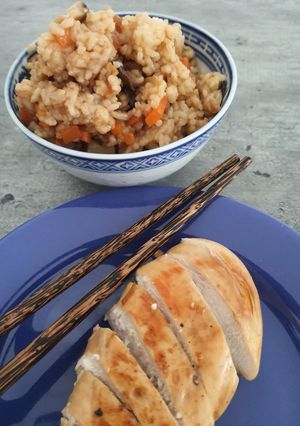 Une photo de Poulet laqué, riz a l'autocuiseur
