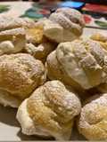 Profiteroles y eclair rellenos con crema chantilly