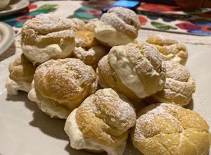 Una foto de Profiteroles y eclair rellenos con crema chantilly