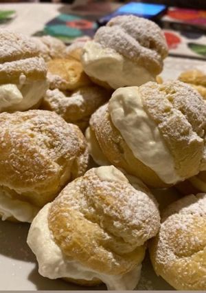 Una foto de Profiteroles y eclair rellenos con crema chantilly