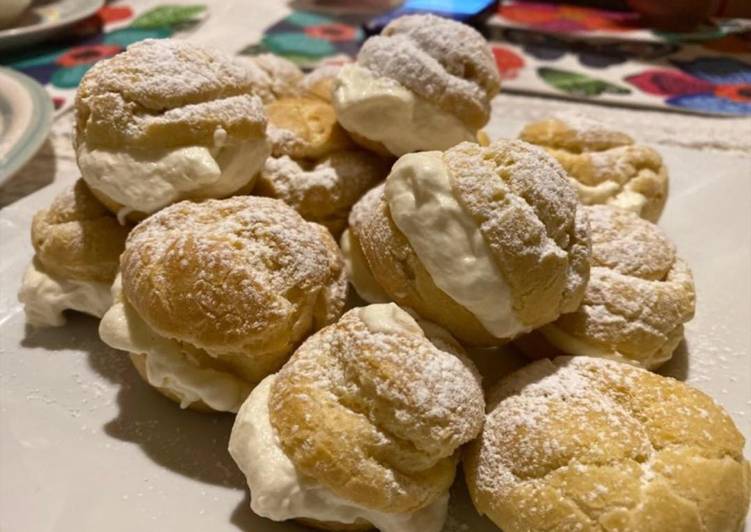 Profiteroles y eclair rellenos con crema chantilly