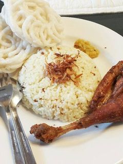 Foto resep Nasi Goreng Bawang, Ayam Kampung Ungkep Goreng