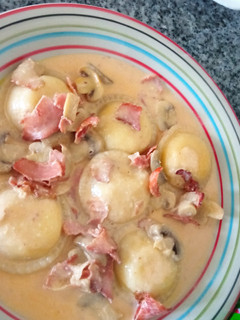 Una foto de Sorrentinos de Ricota y queso con salsa fácil