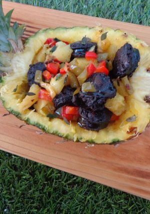Foto de Ananás com morcela e pimentos acompanhada de arroz