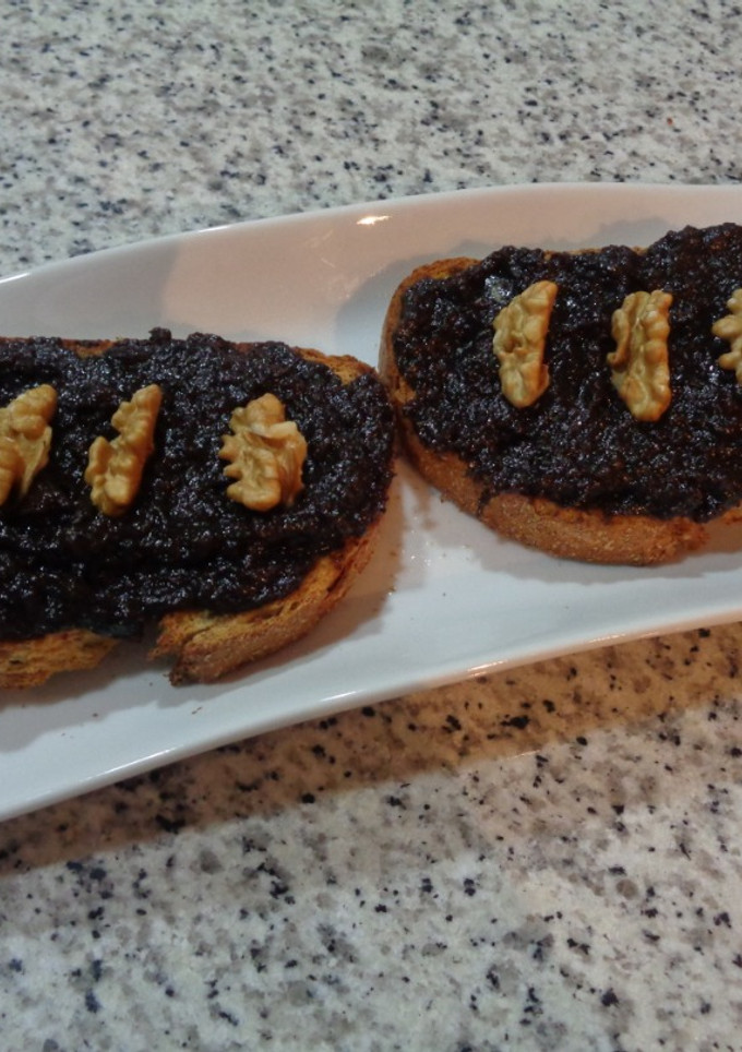 Una foto de Tostada de crema de morcilla y manzana caramelizada