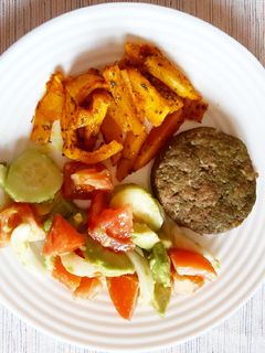 Una foto de Hamburguesa con espinacas y patatas al micro