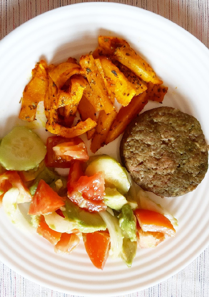 Una foto de Hamburguesa con espinacas y patatas al micro