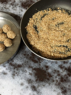 A picture of Healthy oats ladoo.