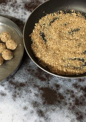 A picture of Healthy oats ladoo.