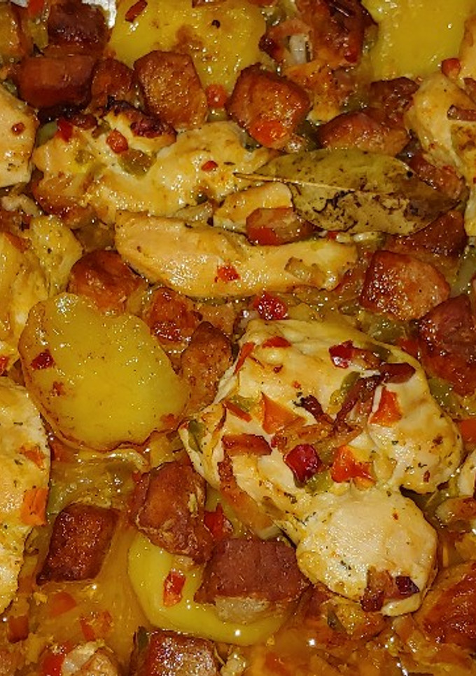 Una foto de Pollo y magro de cerdo en elaboración de moruno rojo