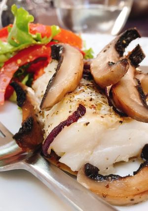 Hình của món Cá Tuyết Nướng Nấm Mỡ Nâu & Lá Thơm Provence.