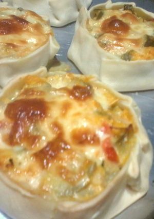 Una foto de Canastas de zapallito, cebolla, queso y tomate