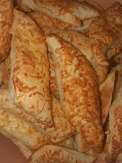 Kelesztés nélküli sajtos rúd recept fotója