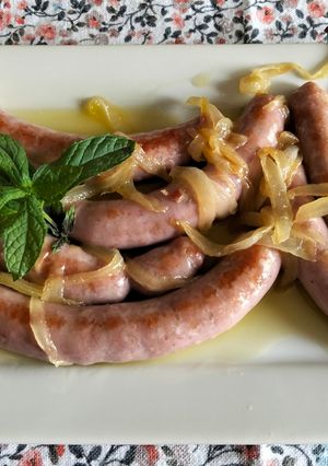 Una foto de Salchichas frescas al vino blanco
