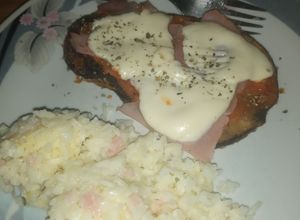 Una foto de Milanesas de berenjena napolitanas con arroz