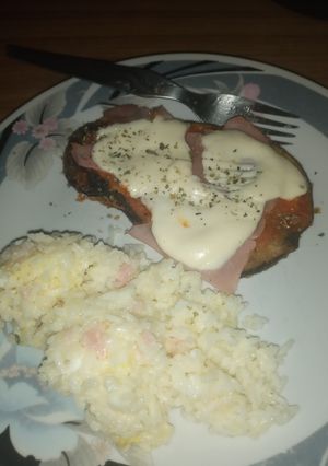 Una foto de Milanesas de berenjena napolitanas con arroz