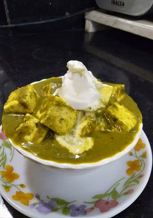 A picture of Palak paneer.