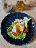 Oeuf poché sur son lit de laitue et tomate