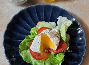 Une photo de Oeuf poché sur son lit de laitue et tomate