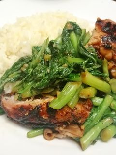 Una foto de Pollo Asado & Hojas de Mostaza Salteadas con Ajos