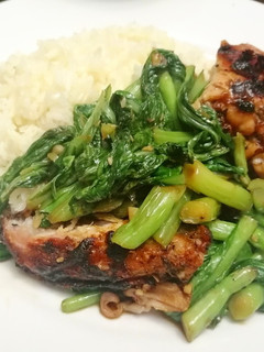 Una foto de Pollo Asado & Hojas de Mostaza Salteadas con Ajos
