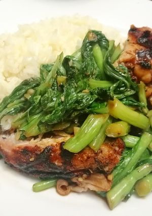 Una foto de Pollo Asado & Hojas de Mostaza Salteadas con Ajos
