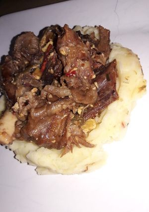 Una foto de Revuelto de cordero con puré de papas🥘