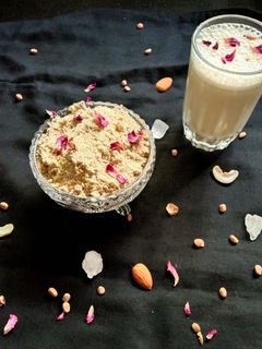 थंडाई प्रिमीक्स (थंडाई मसाला) (thandai premix recipe in marathi) रेसिपी चे मुख्य फोटो
