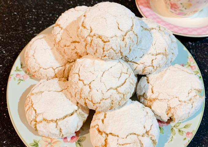 Amaretti Cookies (Italian Almond Biscuits)