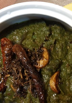 লাসুনি পালক (গার্লিক স্পিনাচই( lasuni palak recipe in Bengali) রেসিপির প্রধান ছবি