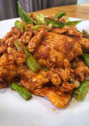 รูปของ อกไก่ผัดพริกแกง