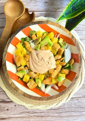Una foto de Ensalada tropical con salsa rosa