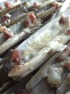 Una foto de Navajas al horno con San Simón da Costa