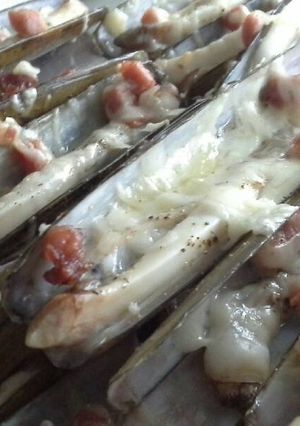 Una foto de Navajas al horno con San Simón da Costa