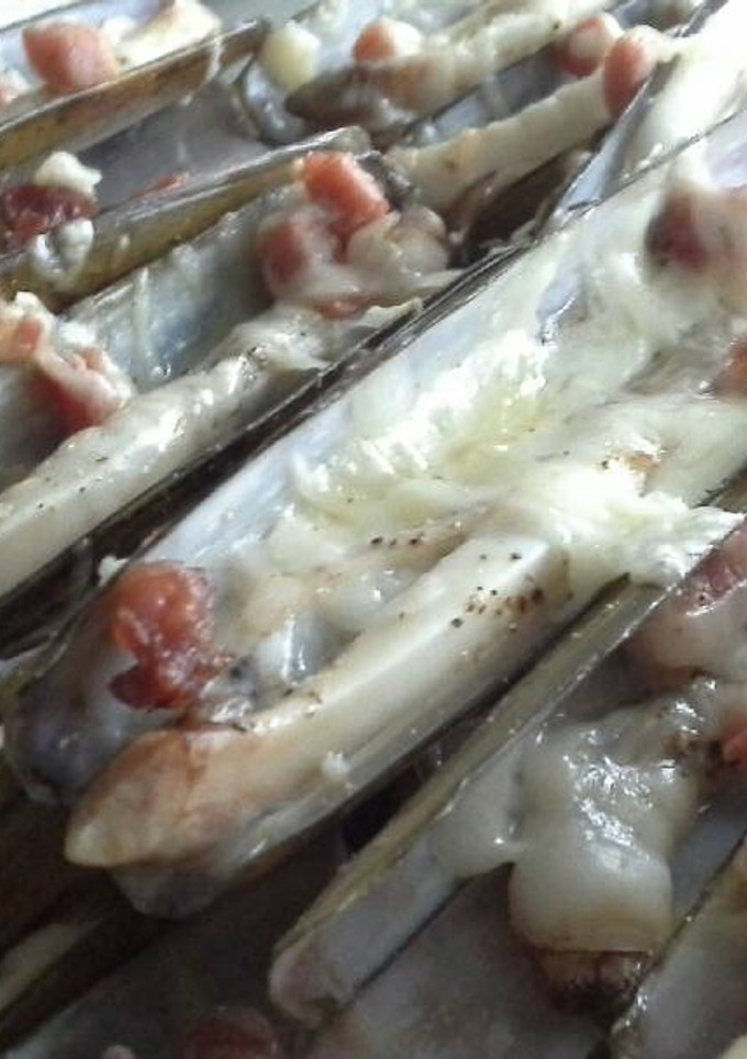 Una foto de Navajas al horno con San Simón da Costa