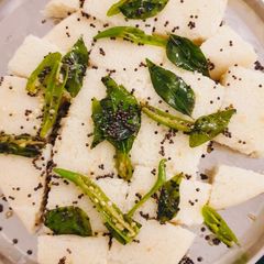A picture of Suji Dhokla.