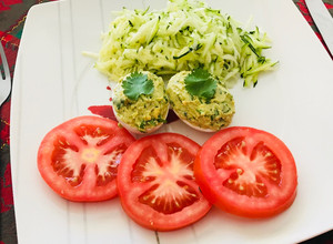 Una foto de Huevos rellenos con ensalada de zapallito y tomates
