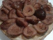 Una foto de tarta de higos y queso