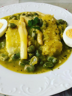 Foto principal de Supremas de bacalao y merluza en salsa con habas baby